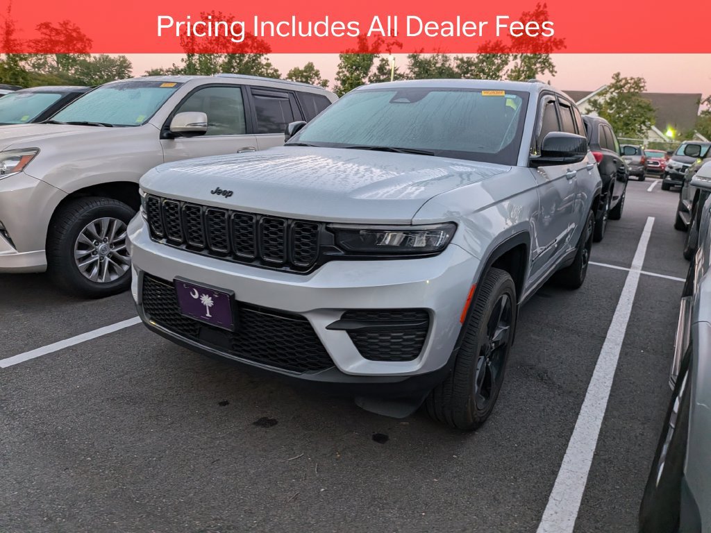 Used 2024 Jeep Grand Cherokee Altitude RWD image 3