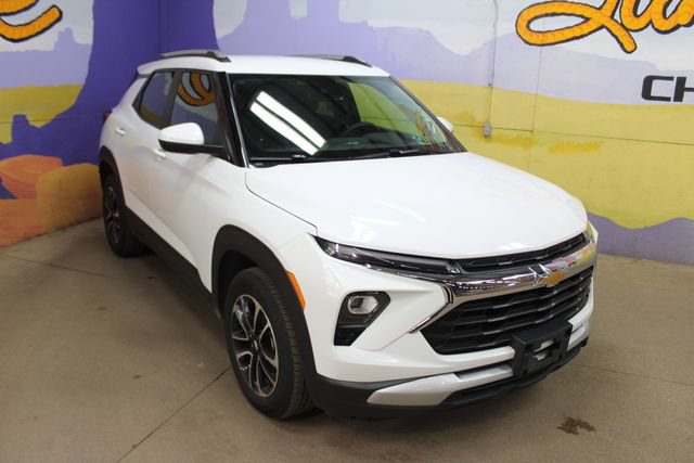Used 2025 Chevrolet TrailBlazer LT FWD image 2