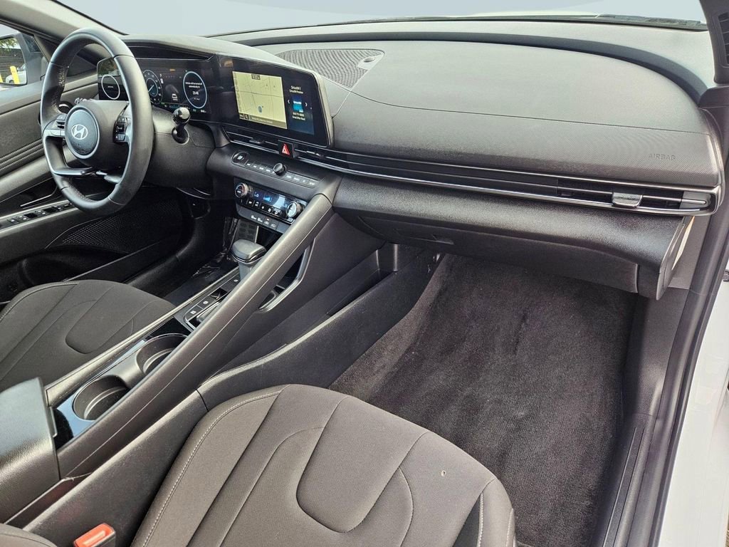 Certified 2025 Hyundai Elantra SEL image 29