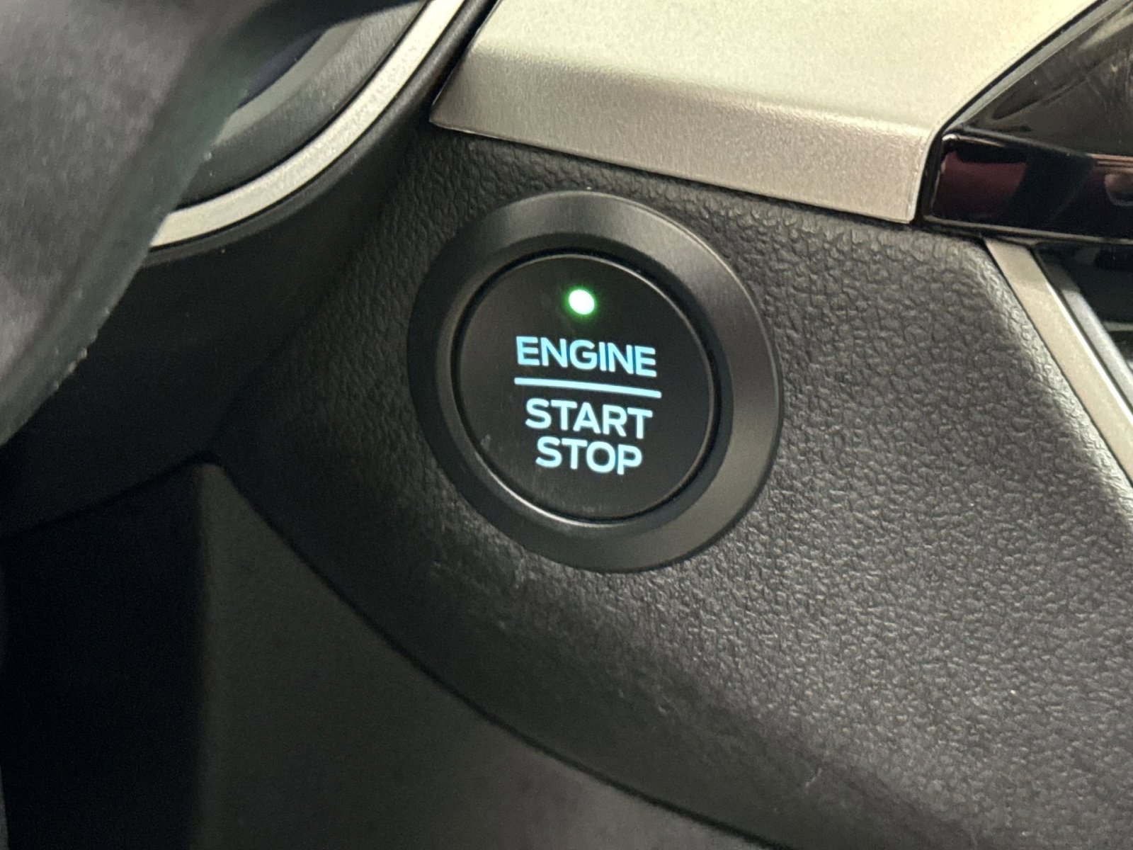 Used 2020 Ford Escape SE image 32