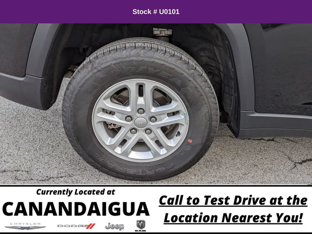 Used 2023 Jeep Grand Cherokee Laredo AWD/4WD image 30