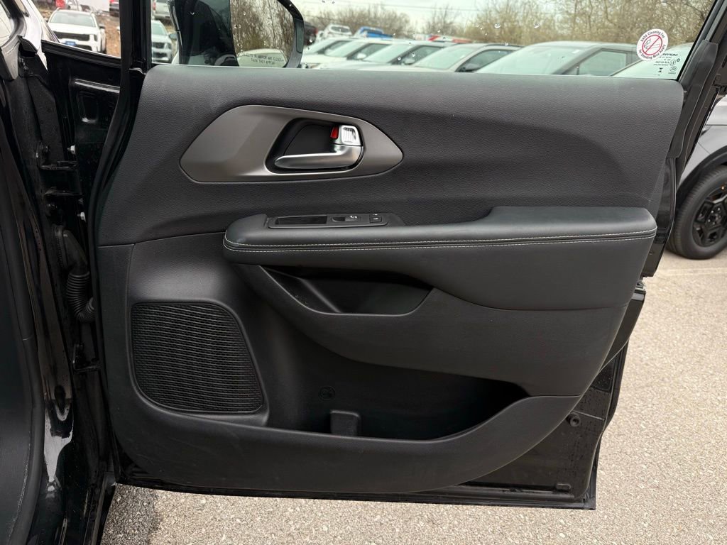 Used 2025 Chrysler Pacifica Select FWD image 17