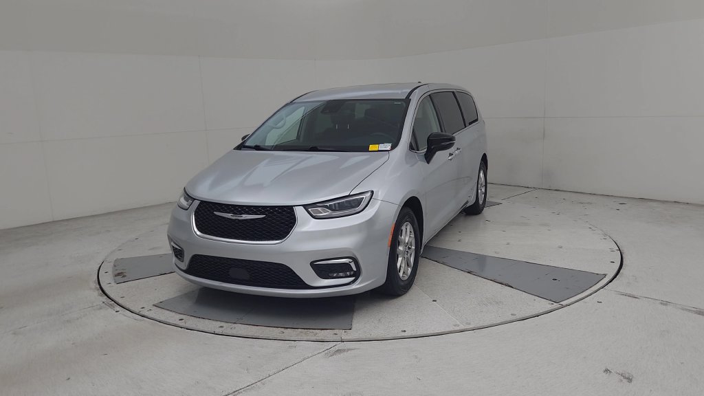 Certified 2024 Chrysler Pacifica Touring-L FWD image 7