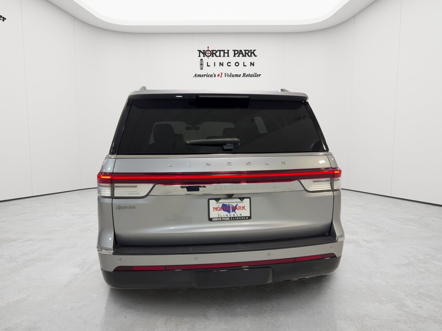 Used 2023 Lincoln Navigator 4WD image 4