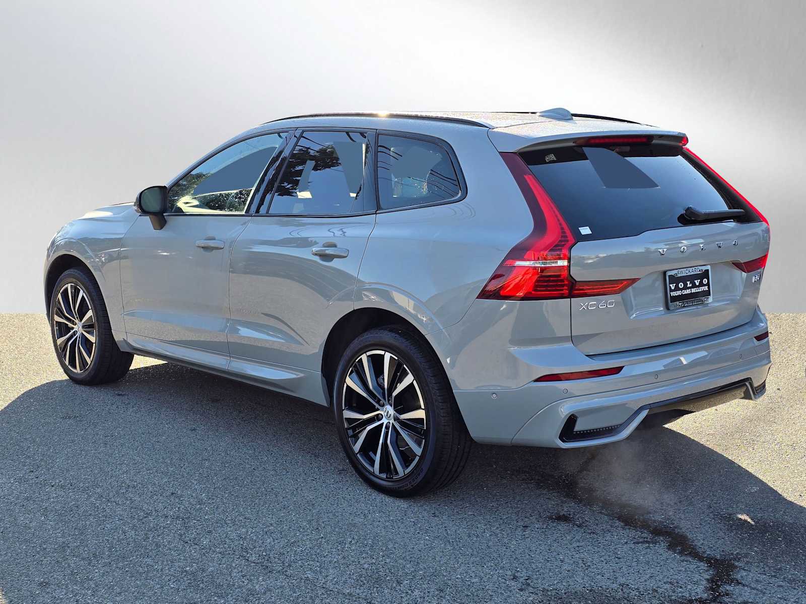 Certified 2025 Volvo XC60 B5 Plus image 5