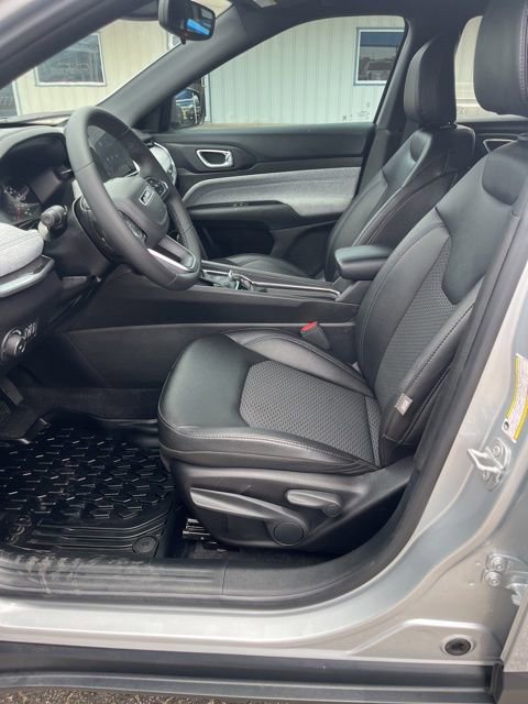 Used 2025 Jeep Compass Latitude AWD/4WD image 11