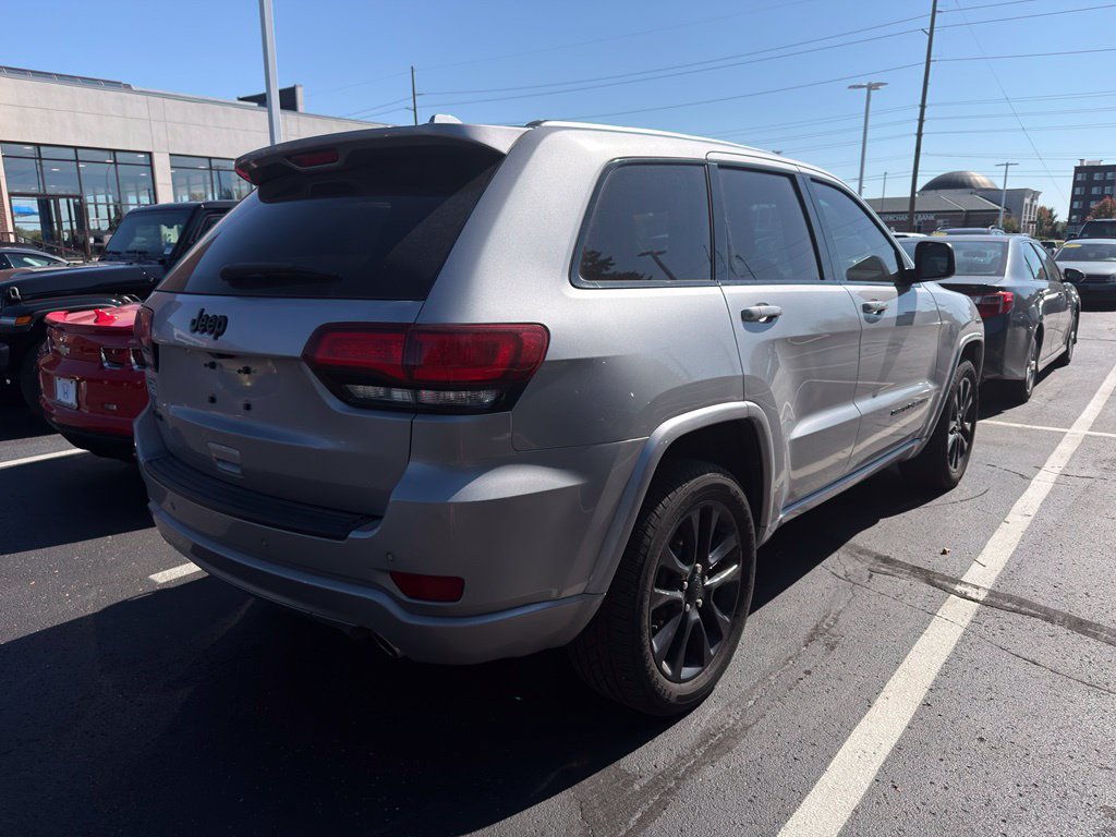 Used 2019 Jeep Grand Cherokee Altitude AWD/4WD image 3
