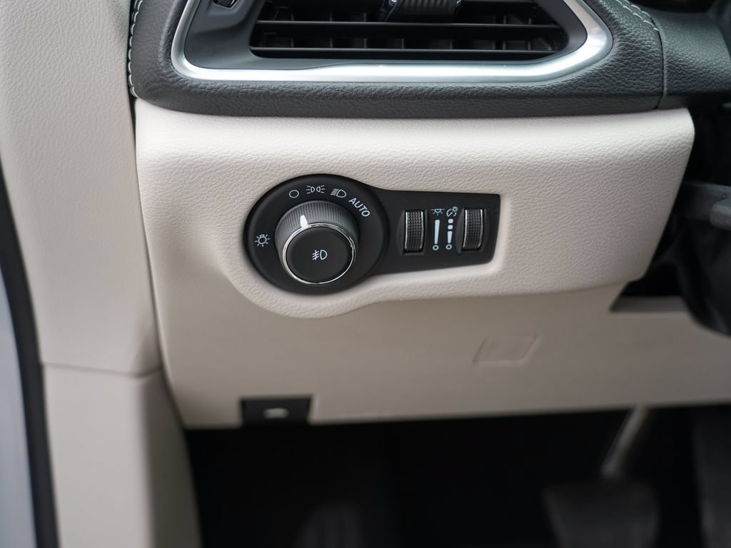 Used 2024 Chrysler Pacifica Limited FWD image 17