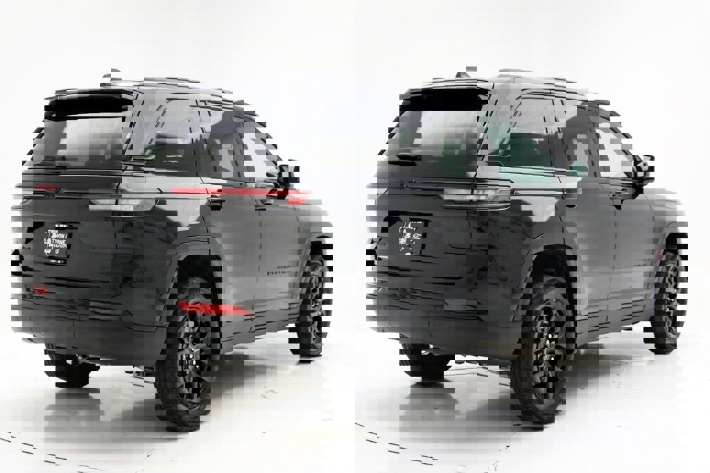 Used 2025 Jeep Grand Cherokee Altitude AWD/4WD image 8