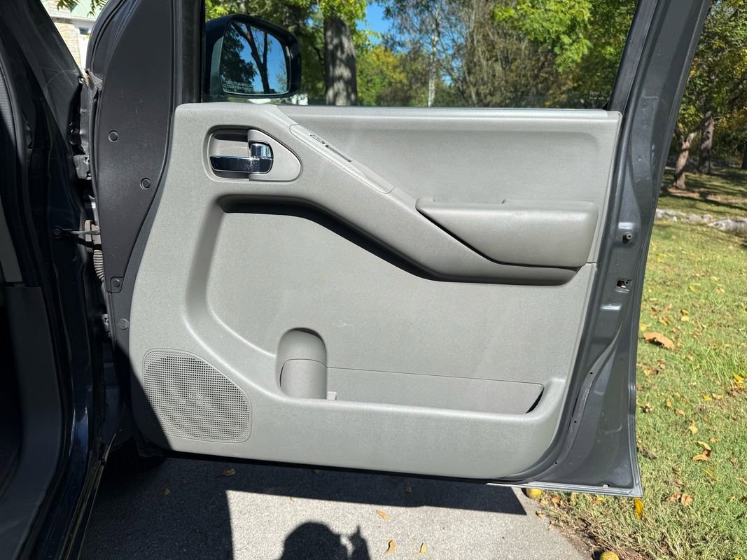 Used 2011 Nissan Frontier SV image 32