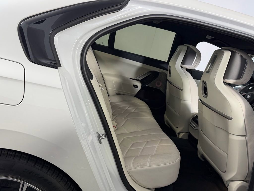 Used 2023 BMW 740i w/ Executive Package image 29