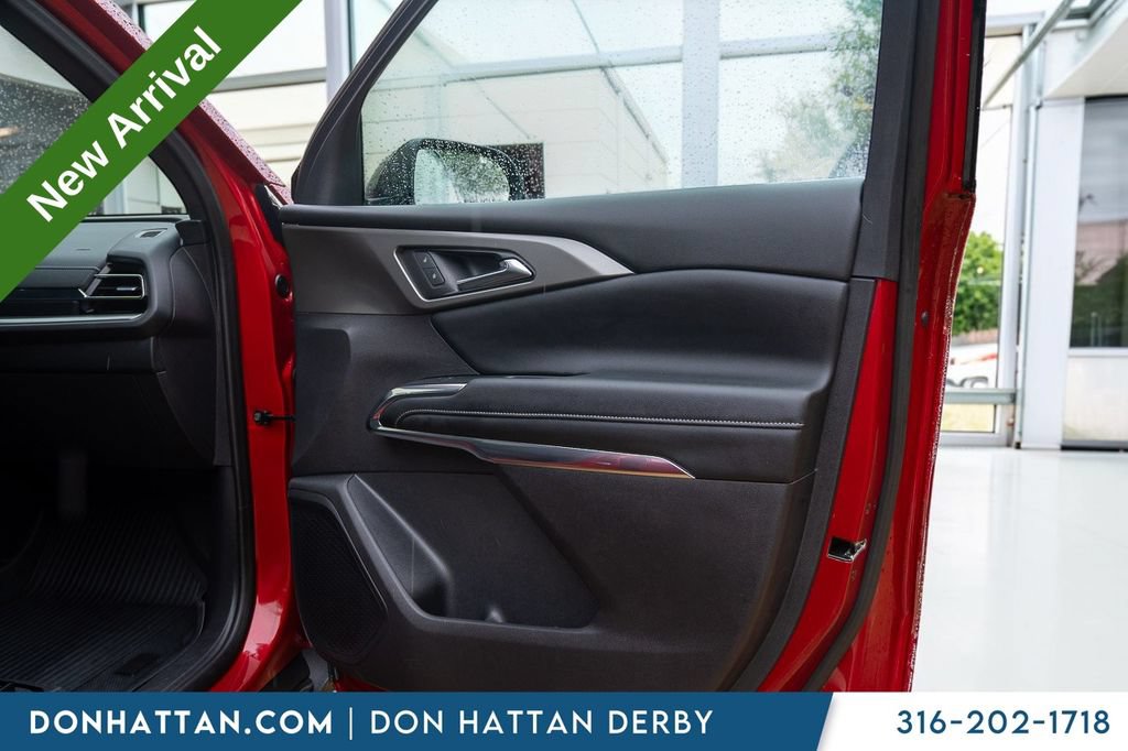Used 2025 Chevrolet Traverse LT w/ LPO, Floor Liner Package FWD image 27