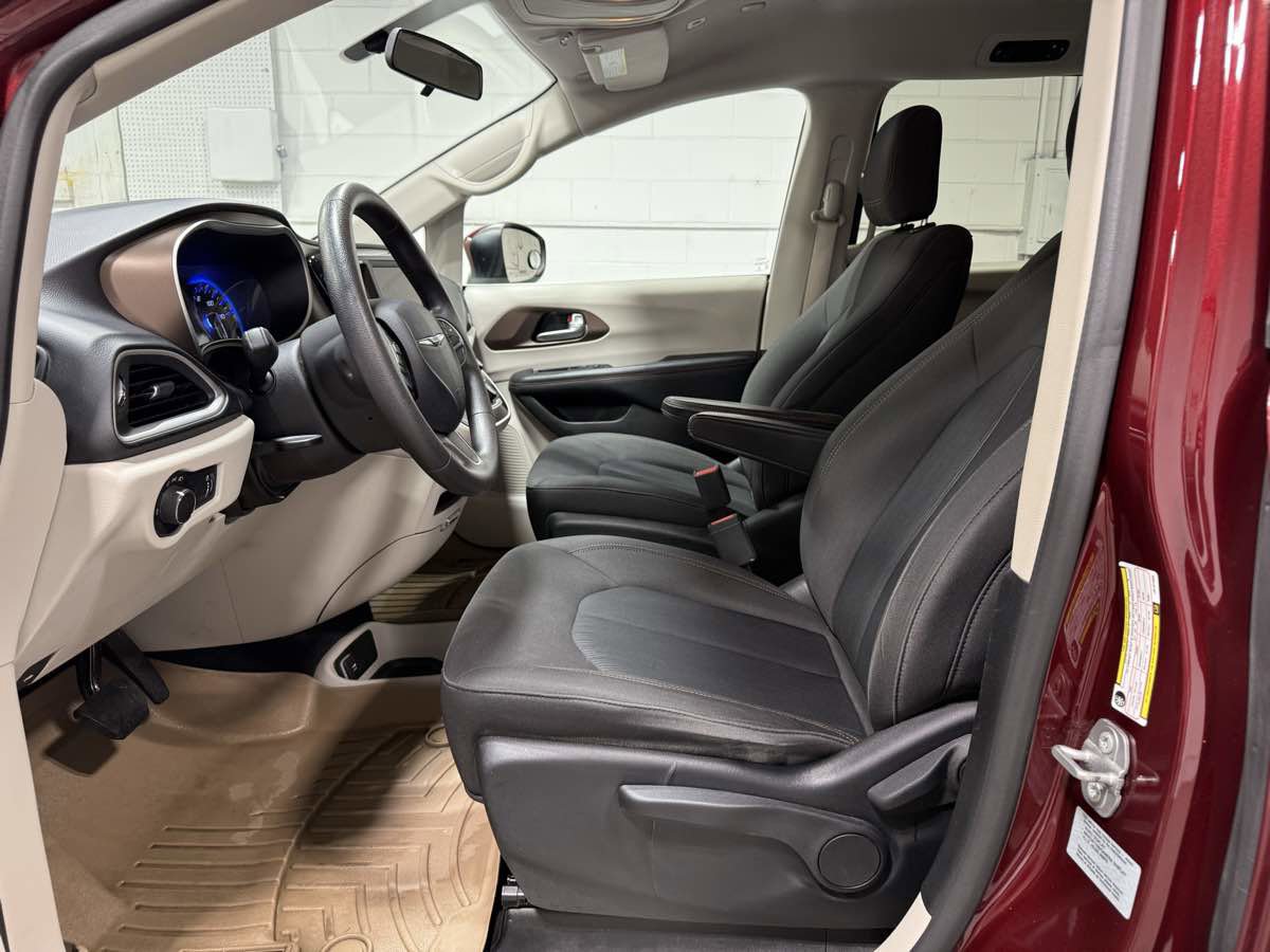 Used 2018 Chrysler Pacifica L image 9