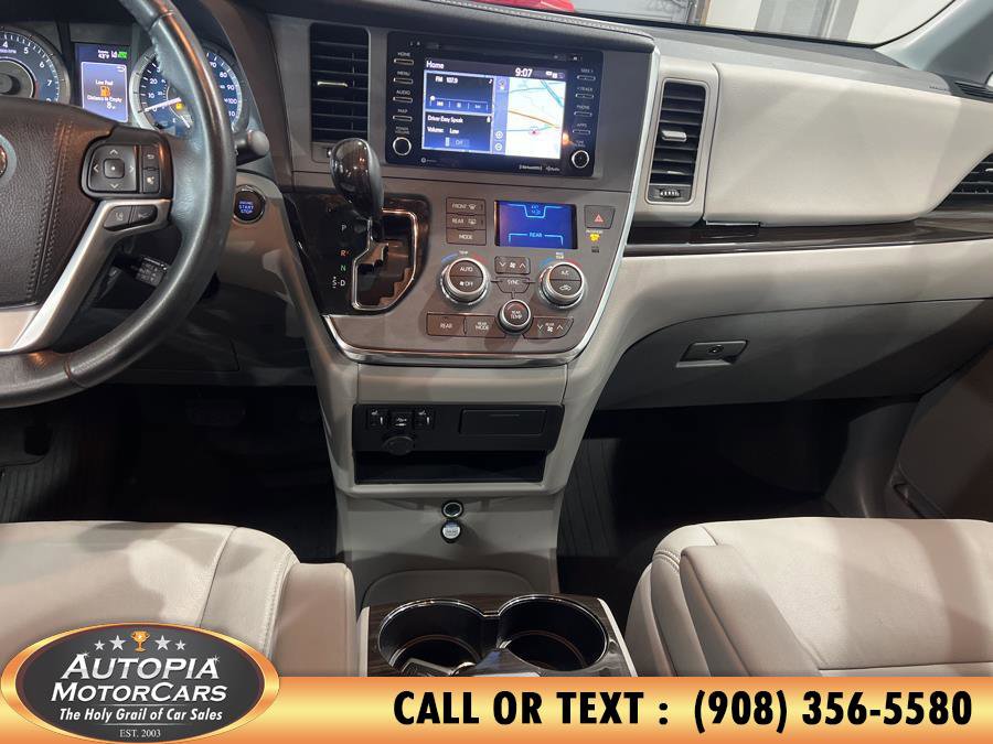 Used 2019 Toyota Sienna XLE image 32