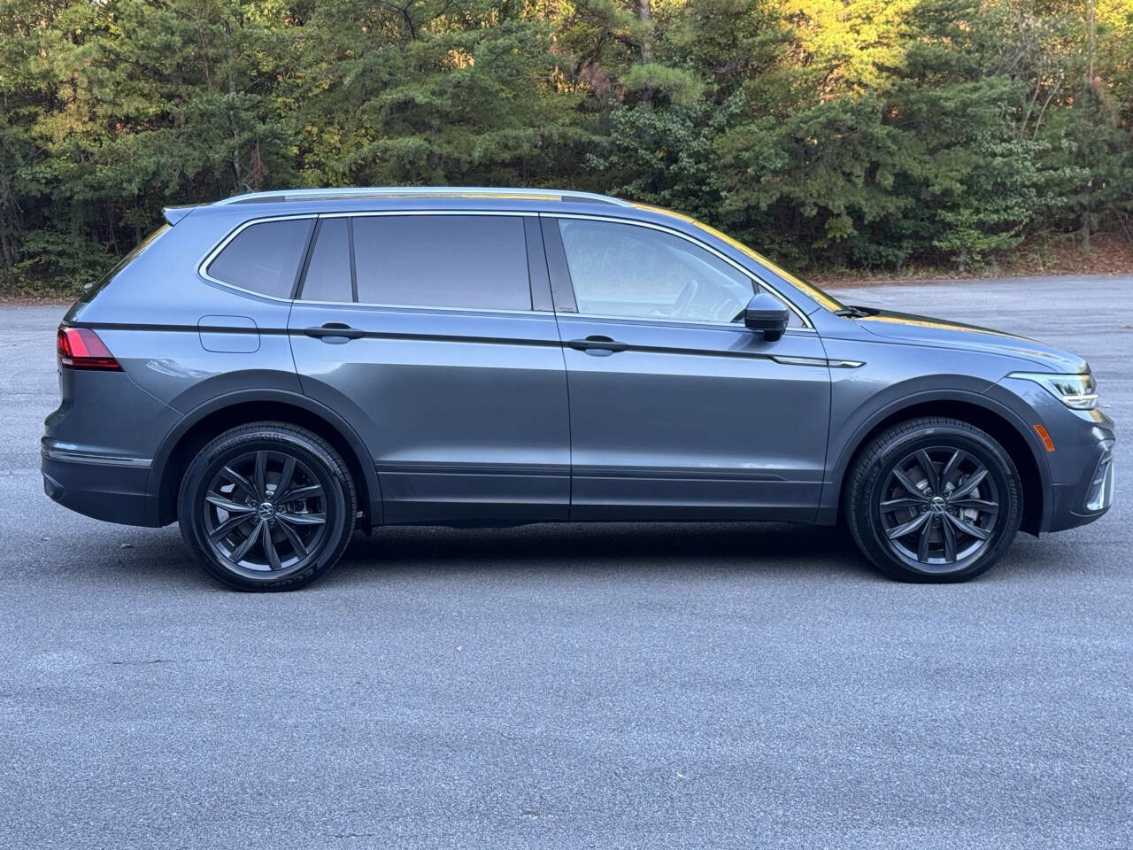Used 2024 Volkswagen Tiguan SE image 5
