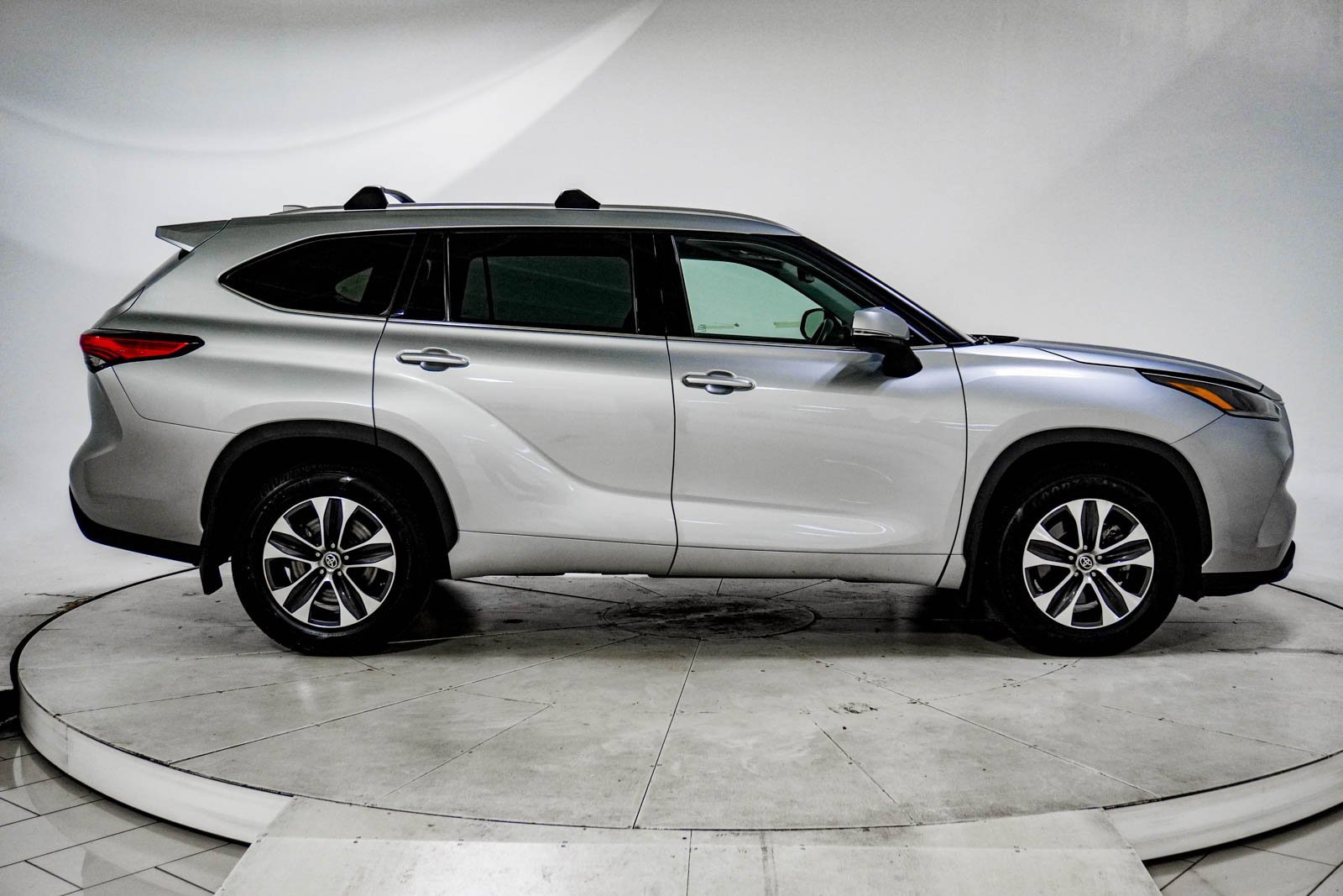 Used 2021 Toyota Highlander XLE image 12