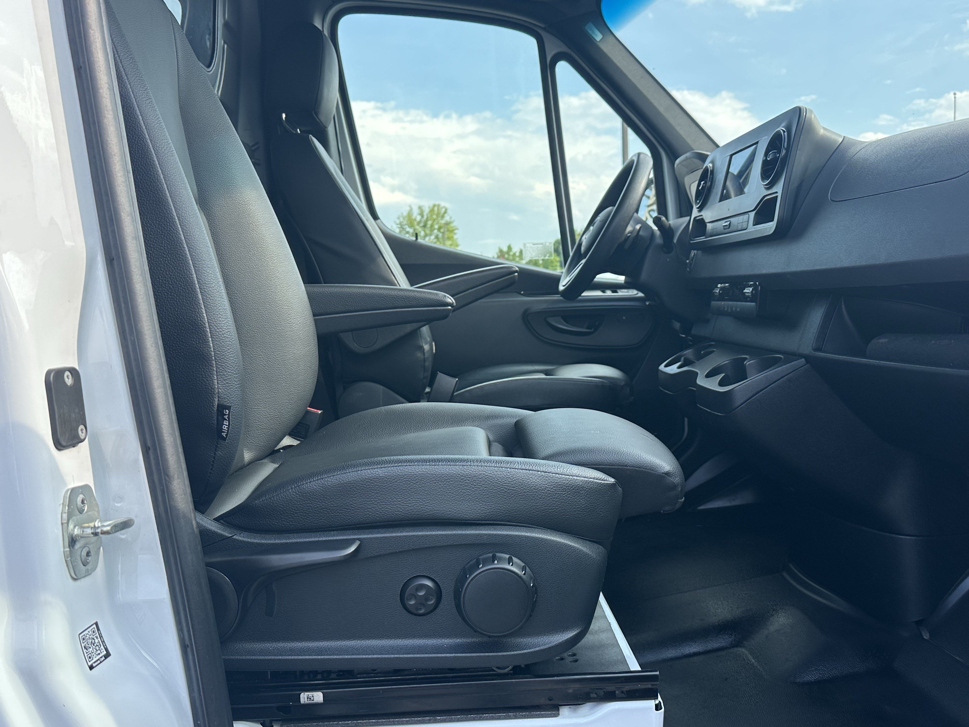 Used 2024 Mercedes-Benz Sprinter 2500 image 14