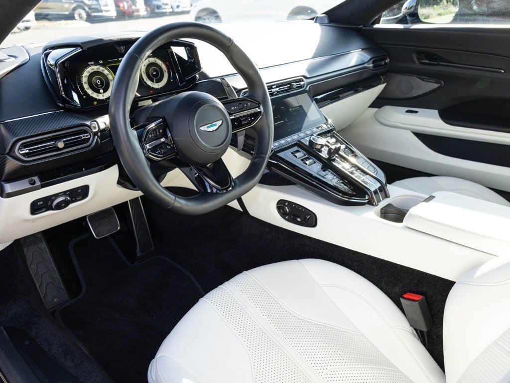 Used 2025 Aston Martin V8 Vantage Coupe RWD image 23