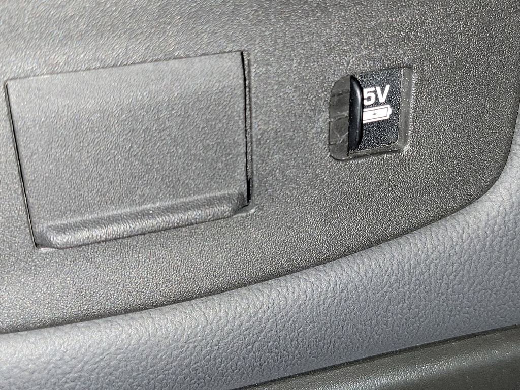 Used 2021 Land Rover Defender 110 SE image 32