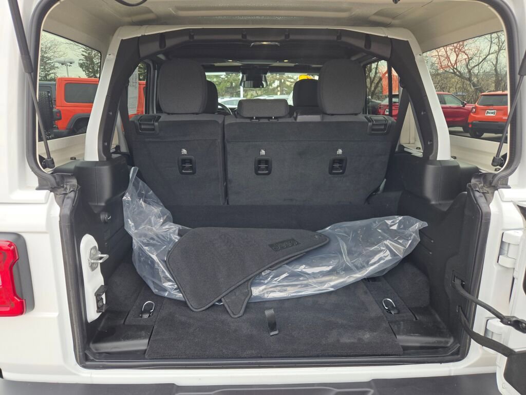 Certified 2025 Jeep Wrangler Unlimited Sahara w/ Safety Group image 15