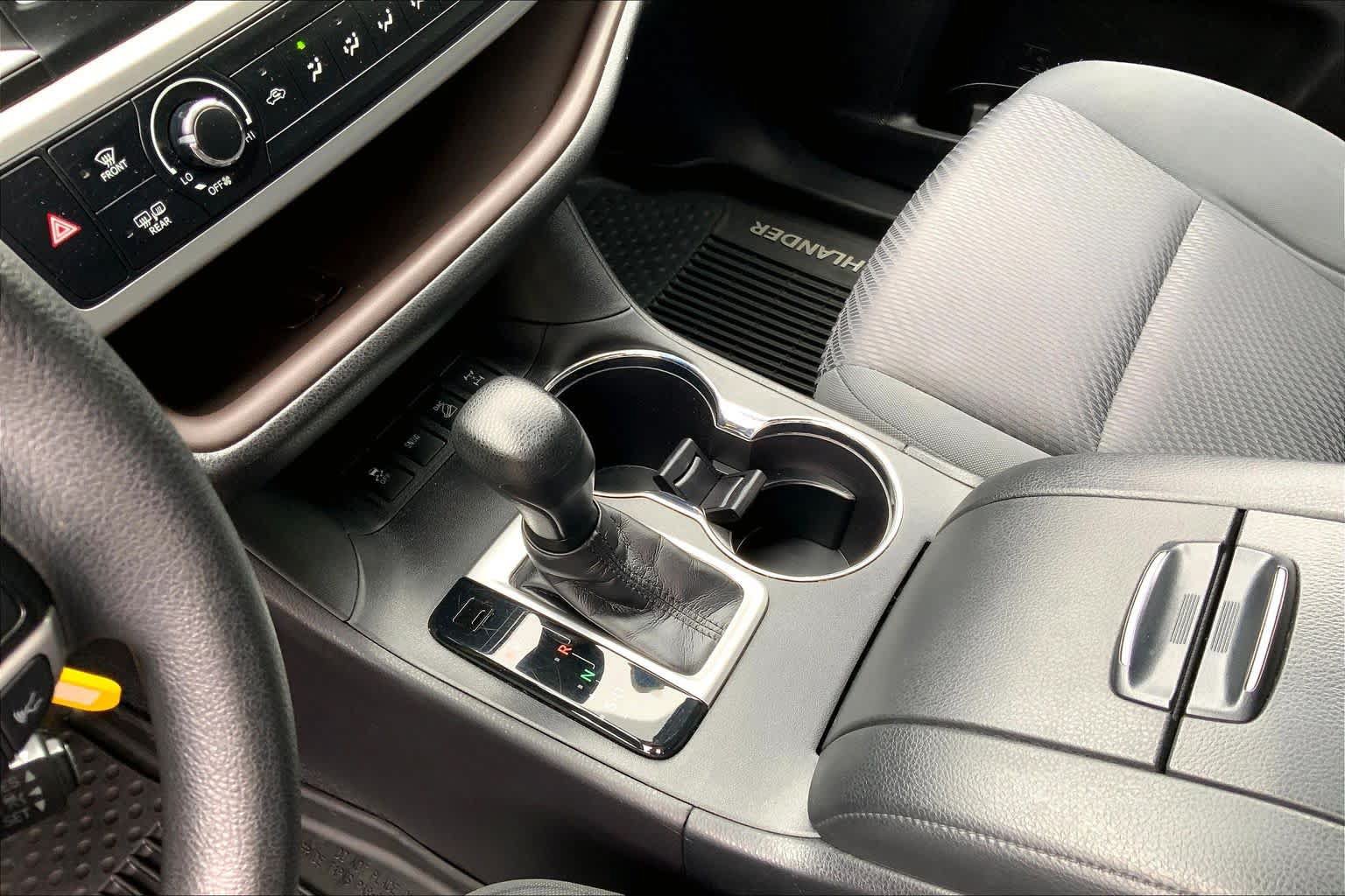 Used 2019 Toyota Highlander LE AWD/4WD image 17