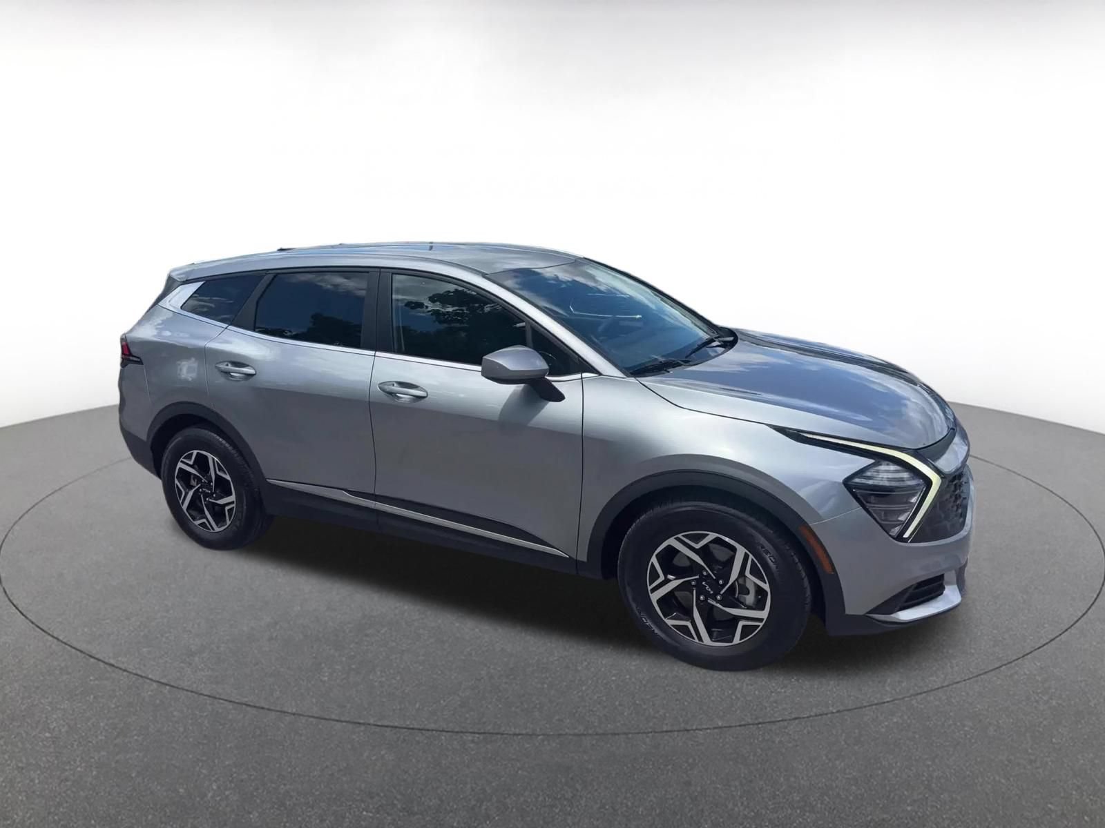 Used 2025 Nissan Rogue SV FWD image 2