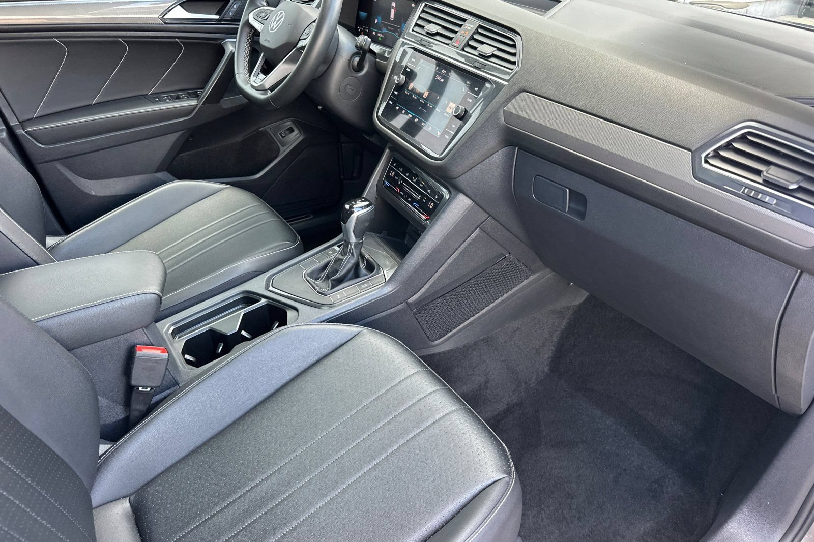 Used 2023 Volkswagen Tiguan SE R-Line FWD image 17