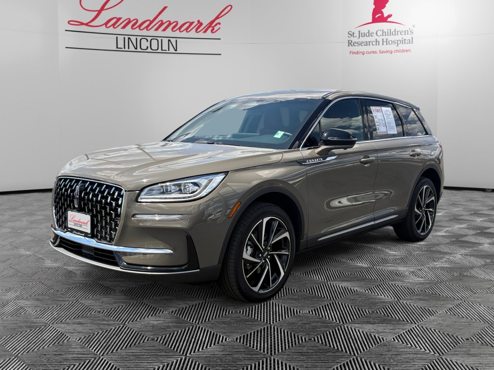 Certified 2025 Lincoln Corsair Reserve AWD/4WD image 1