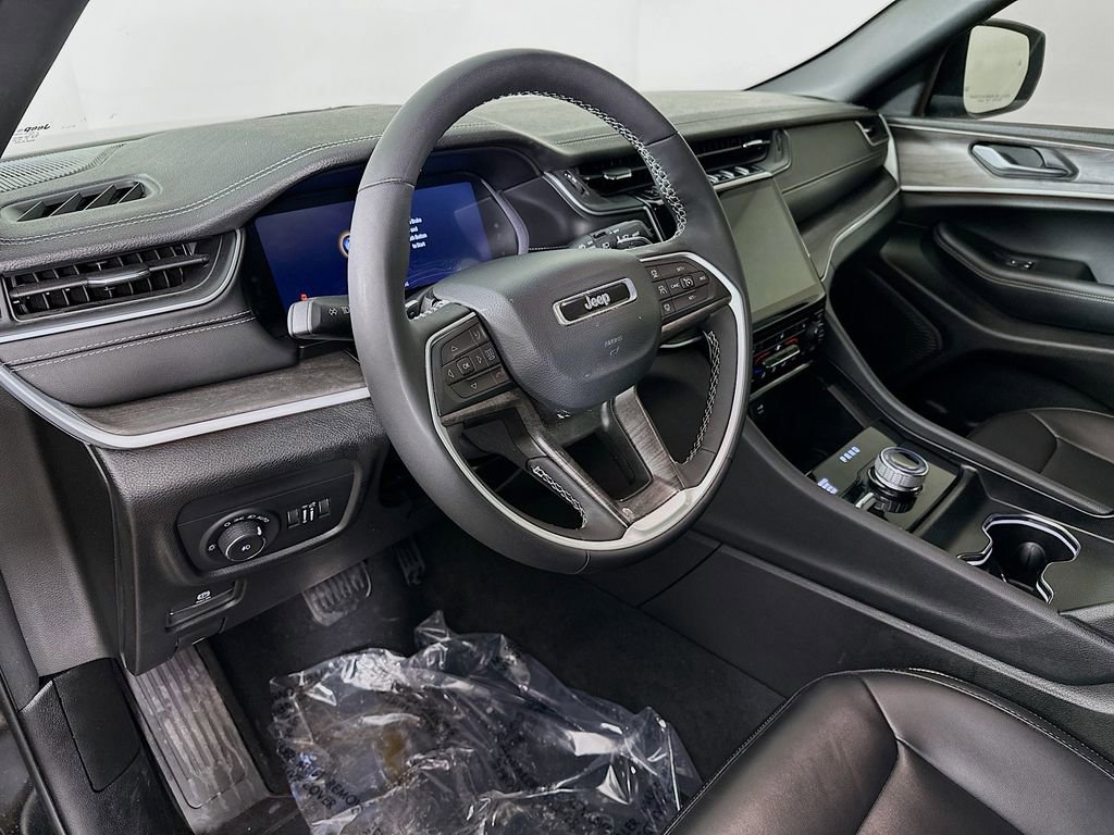 Certified 2025 Jeep Grand Cherokee Limited w/ Black Appearance Package image 15