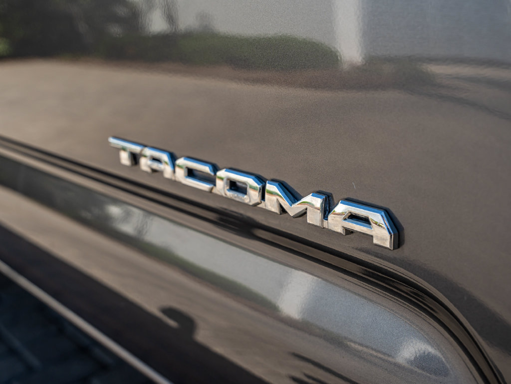Used 2016 Toyota Tacoma Limited w/ Towing Package AWD/4WD image 16
