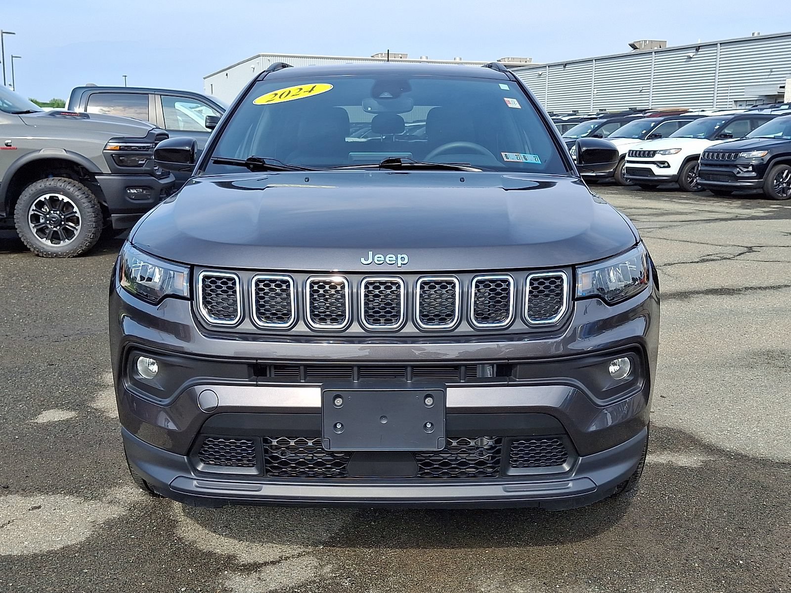 Used 2024 Jeep Compass Latitude AWD/4WD image 2