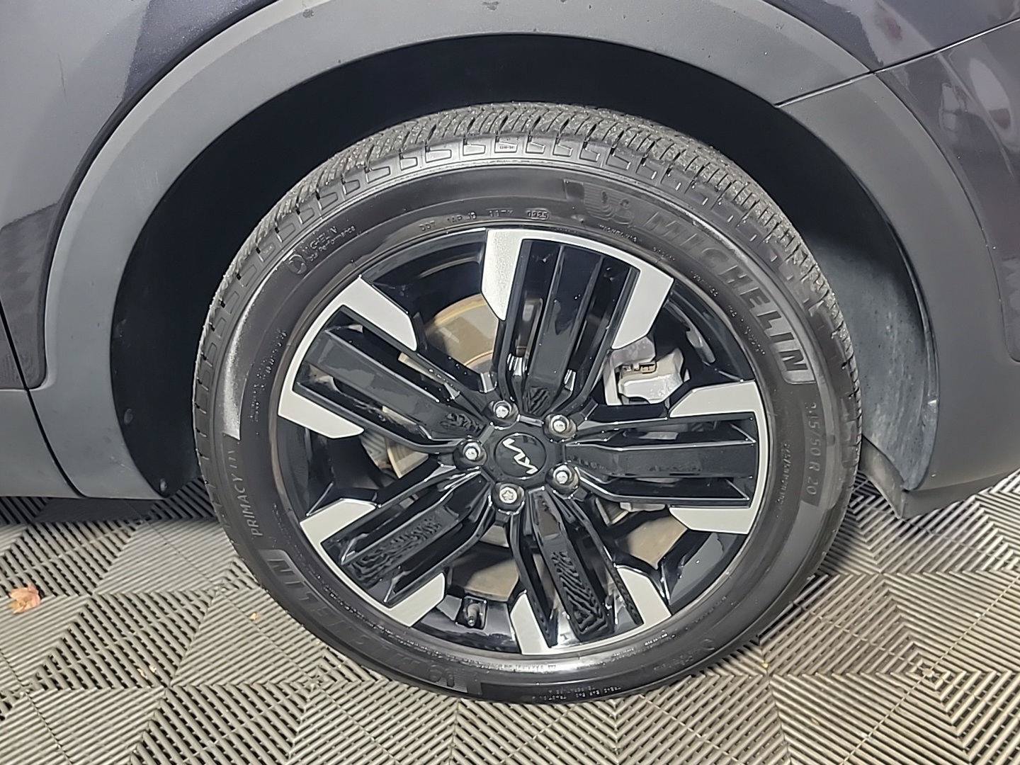 Certified 2025 Kia Telluride SX w/ SX Captain's Chair Package AWD/4WD image 3