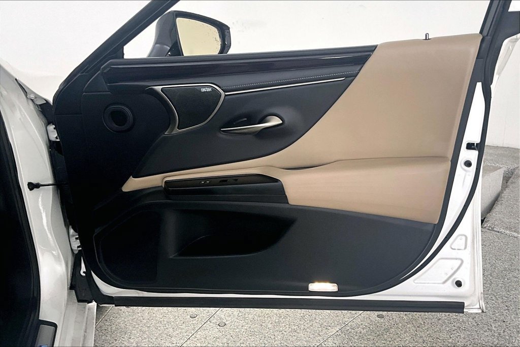 Used 2020 Lexus ES 300h Ultra Luxury w/ Accessory Package 2 FWD image 22