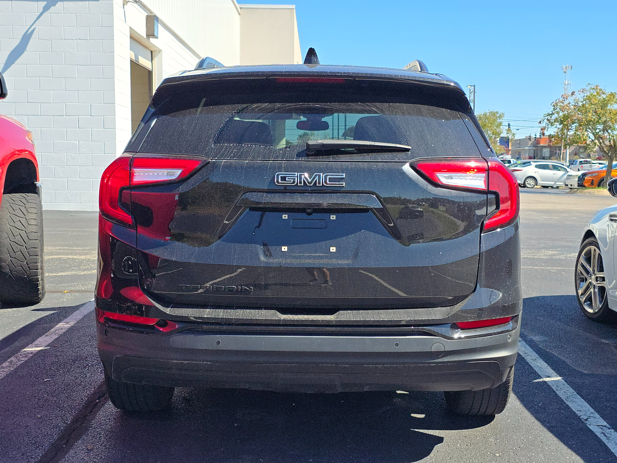 Used 2024 GMC Terrain SLE w/ Driver Convenience Package FWD image 4