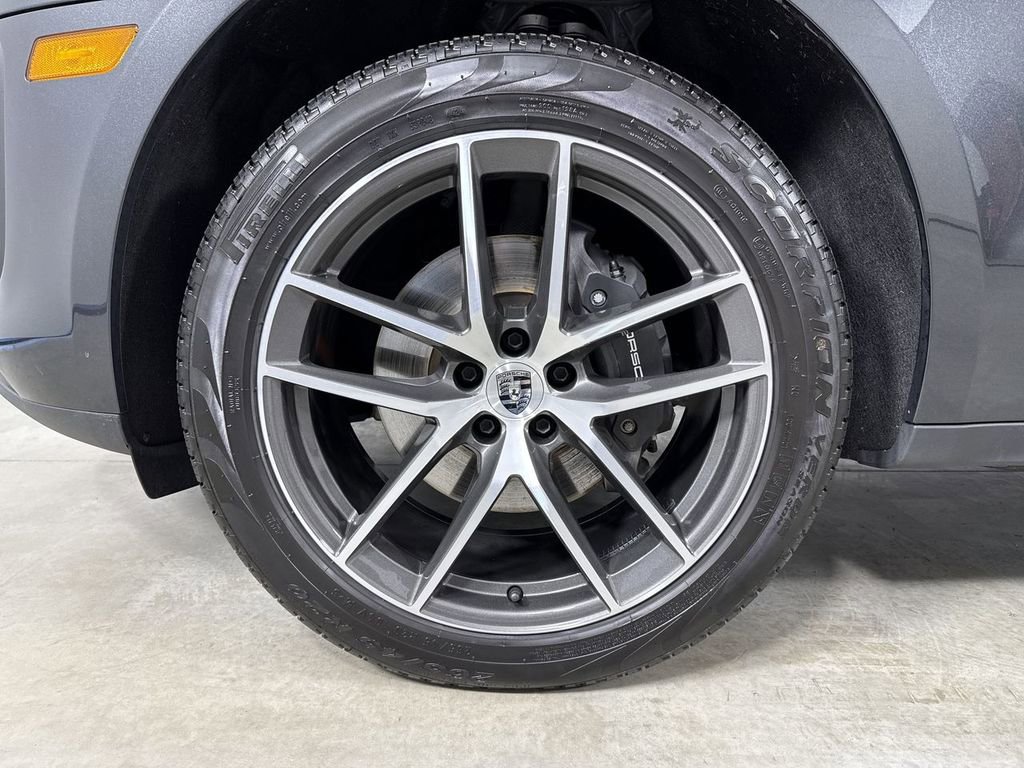 Certified 2025 Porsche Macan image 13