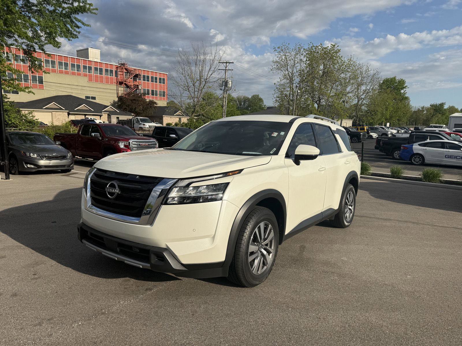 Used 2023 Nissan Pathfinder SL AWD/4WD image 7