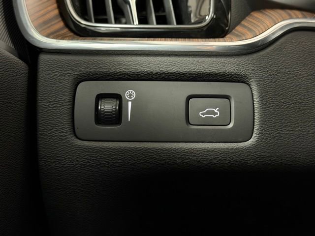 Used 2021 Volvo XC60 T6 Momentum image 15