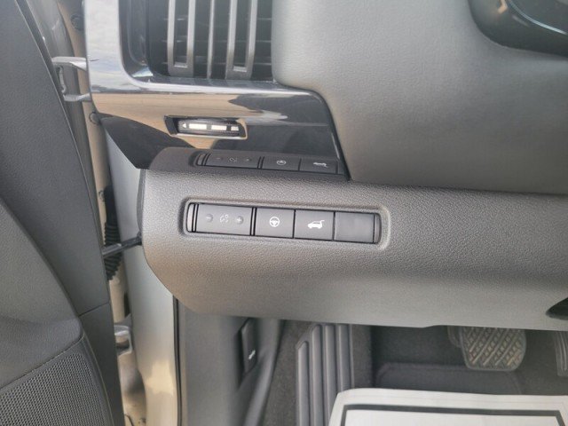 Used 2025 Nissan Pathfinder SV FWD image 15
