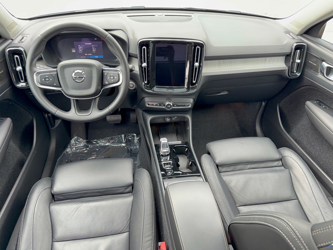Used 2024 Volvo XC40 B5 Plus w/ Protection Package Premier AWD/4WD image 17