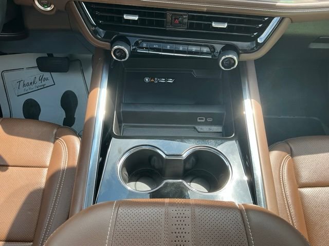 Used 2025 Chevrolet Suburban High Country AWD/4WD image 28