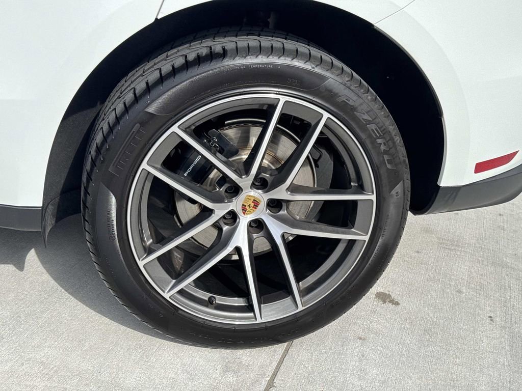 Certified 2025 Porsche Macan image 8