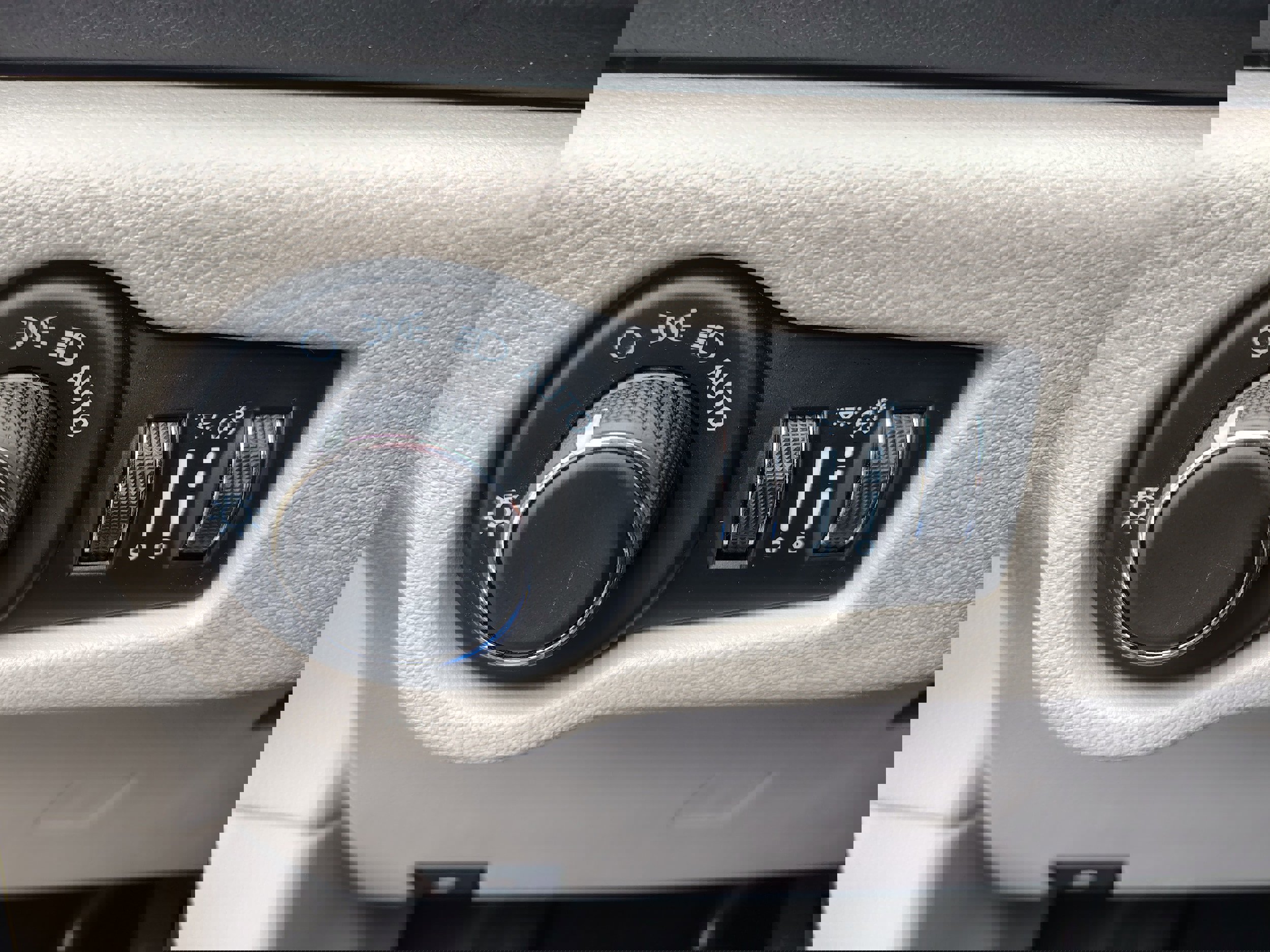 Used 2024 Chrysler Voyager LX image 37