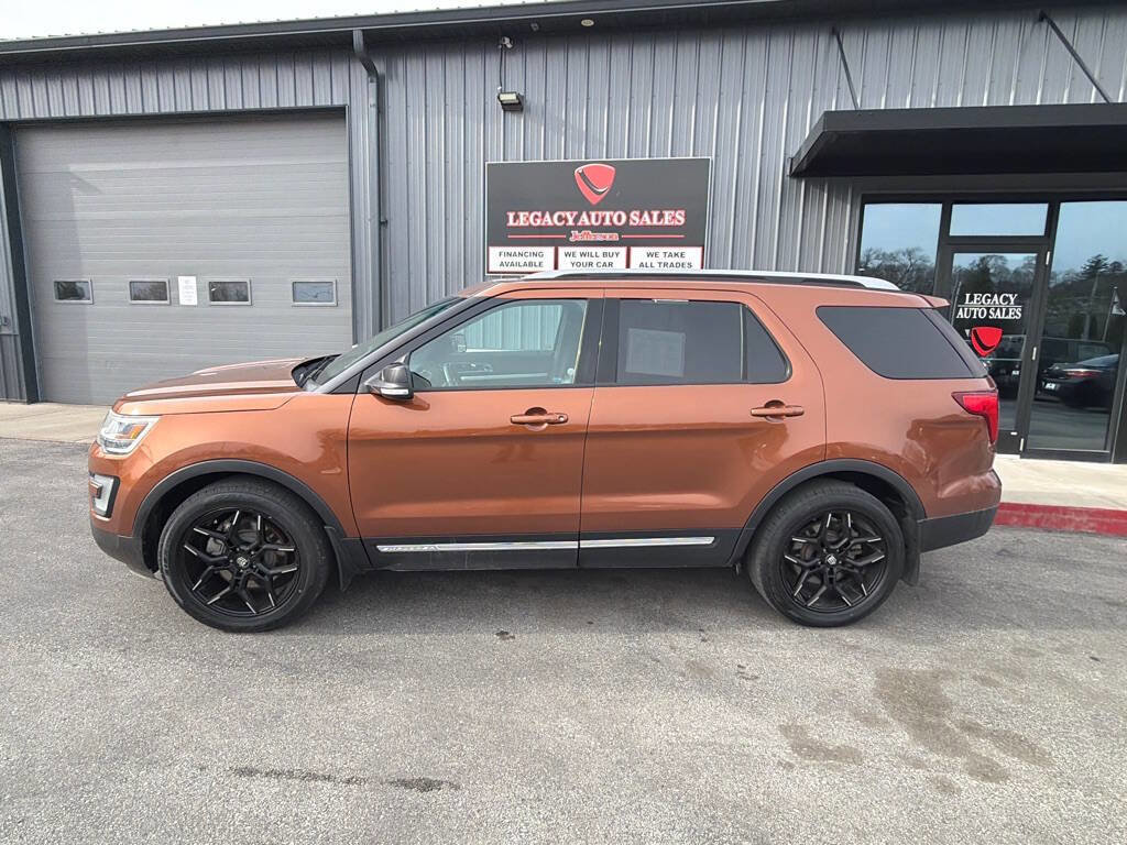 Used 2017 Ford Explorer XLT w/ Equipment Group 202A AWD/4WD image 2