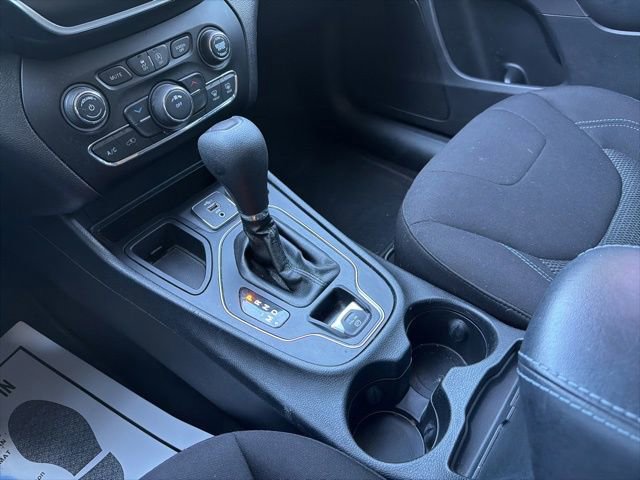 Used 2019 Jeep Cherokee Latitude w/ Popular Appearance Group FWD image 34