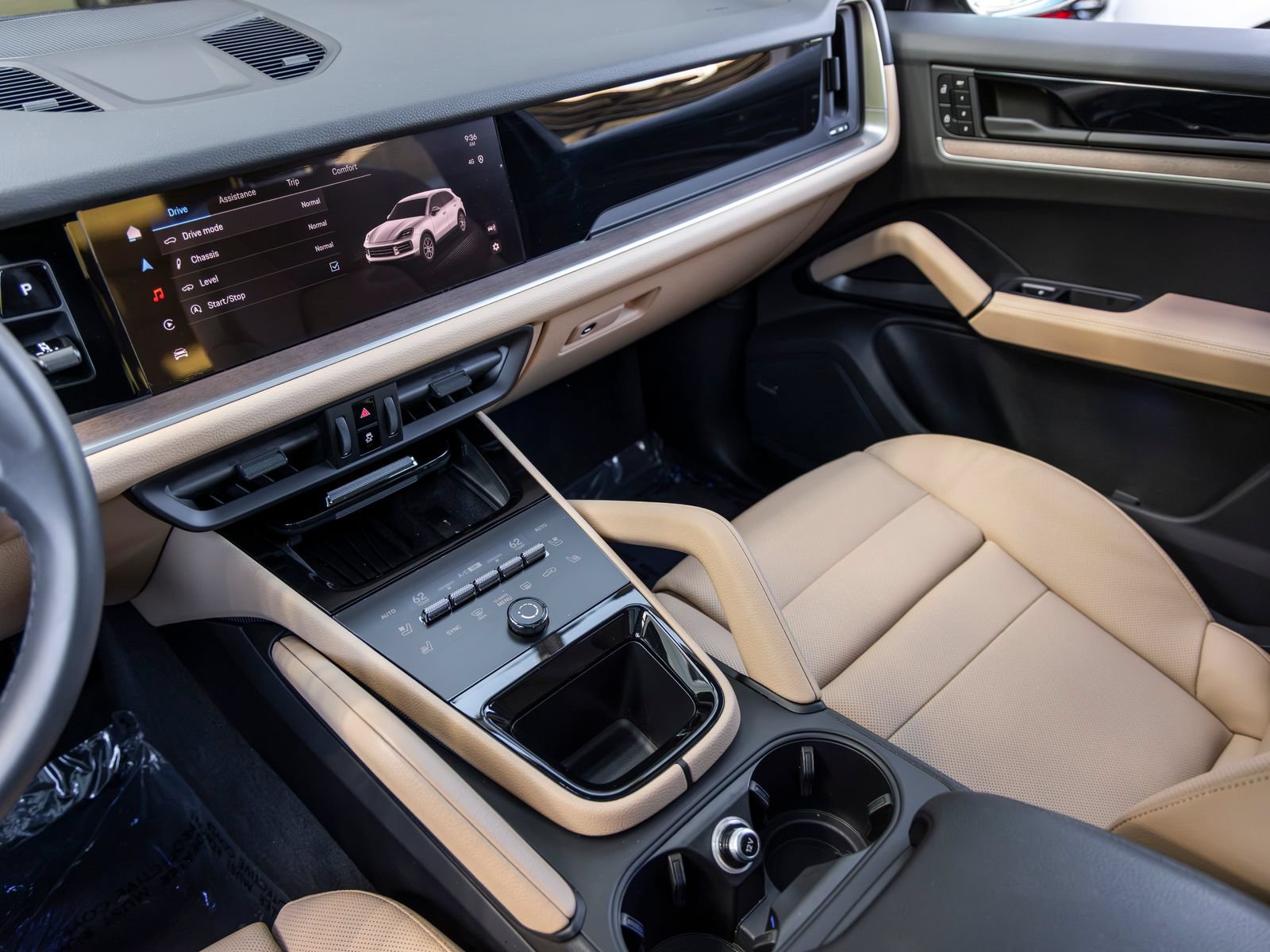 Certified 2025 Porsche Cayenne AWD/4WD image 45
