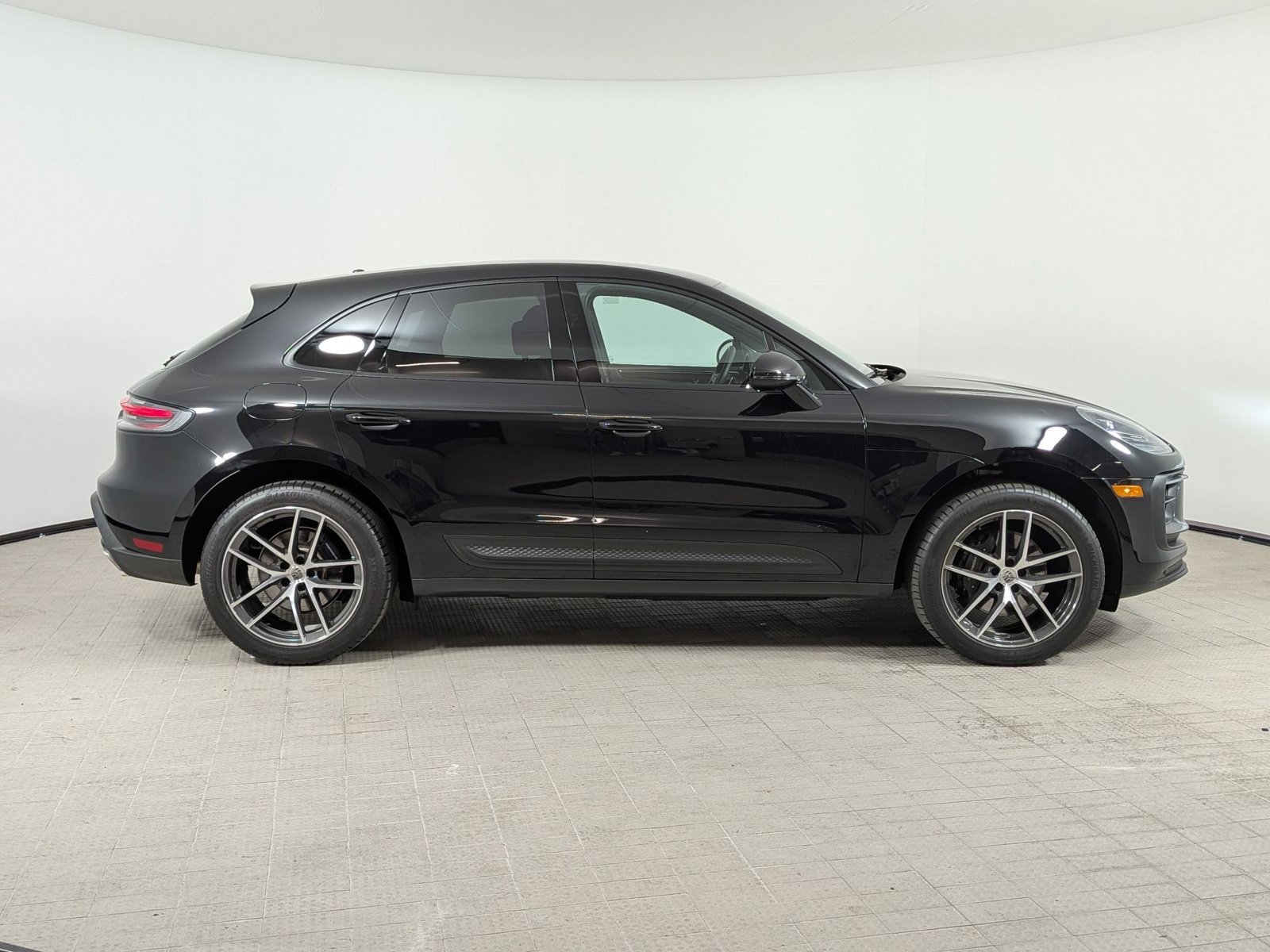 Certified 2025 Porsche Macan Turbo AWD/4WD image 8