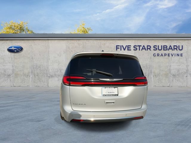 Used 2023 Chrysler Pacifica Touring-L FWD image 7