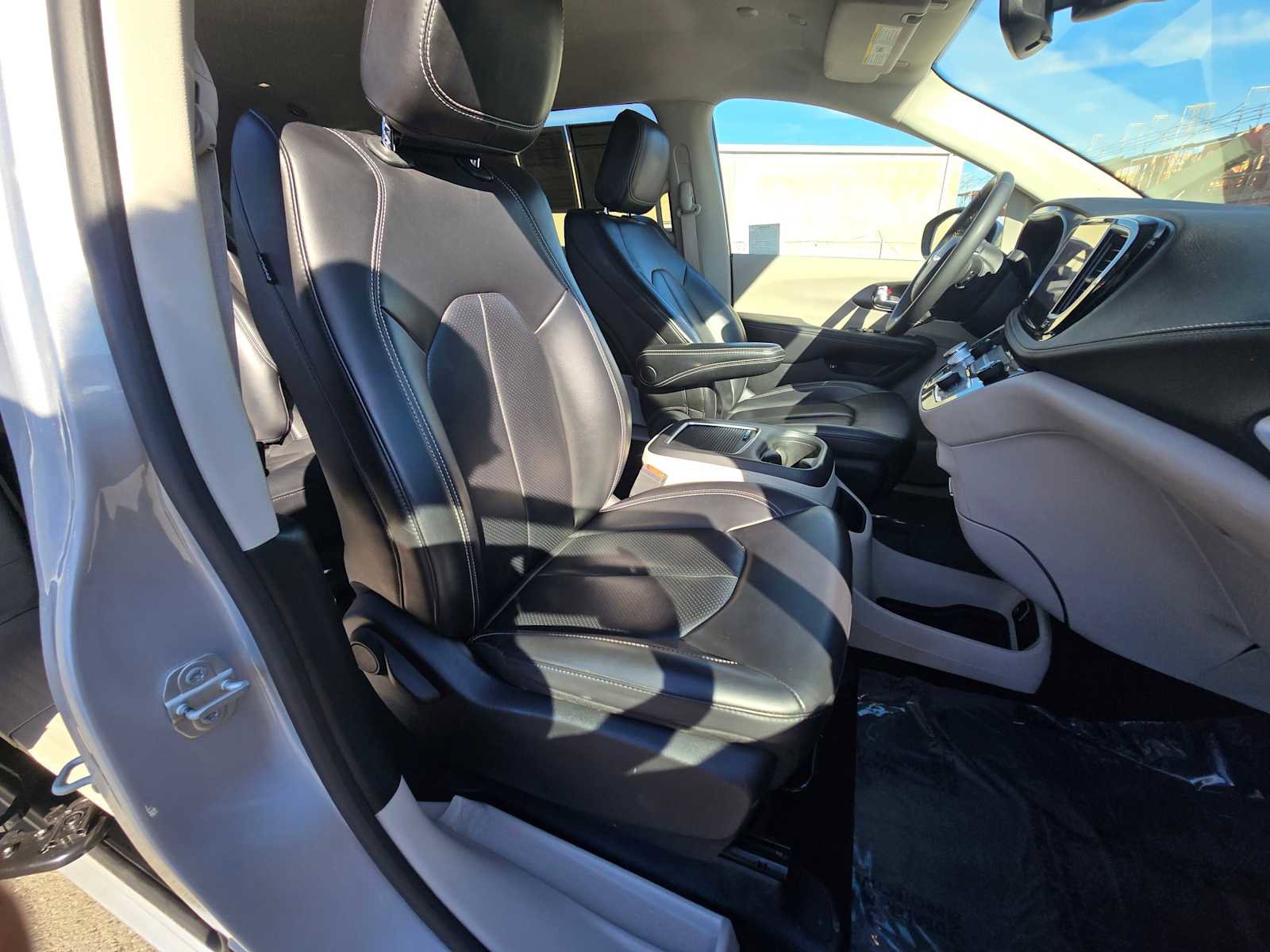 Used 2023 Chrysler Pacifica Touring-L image 11