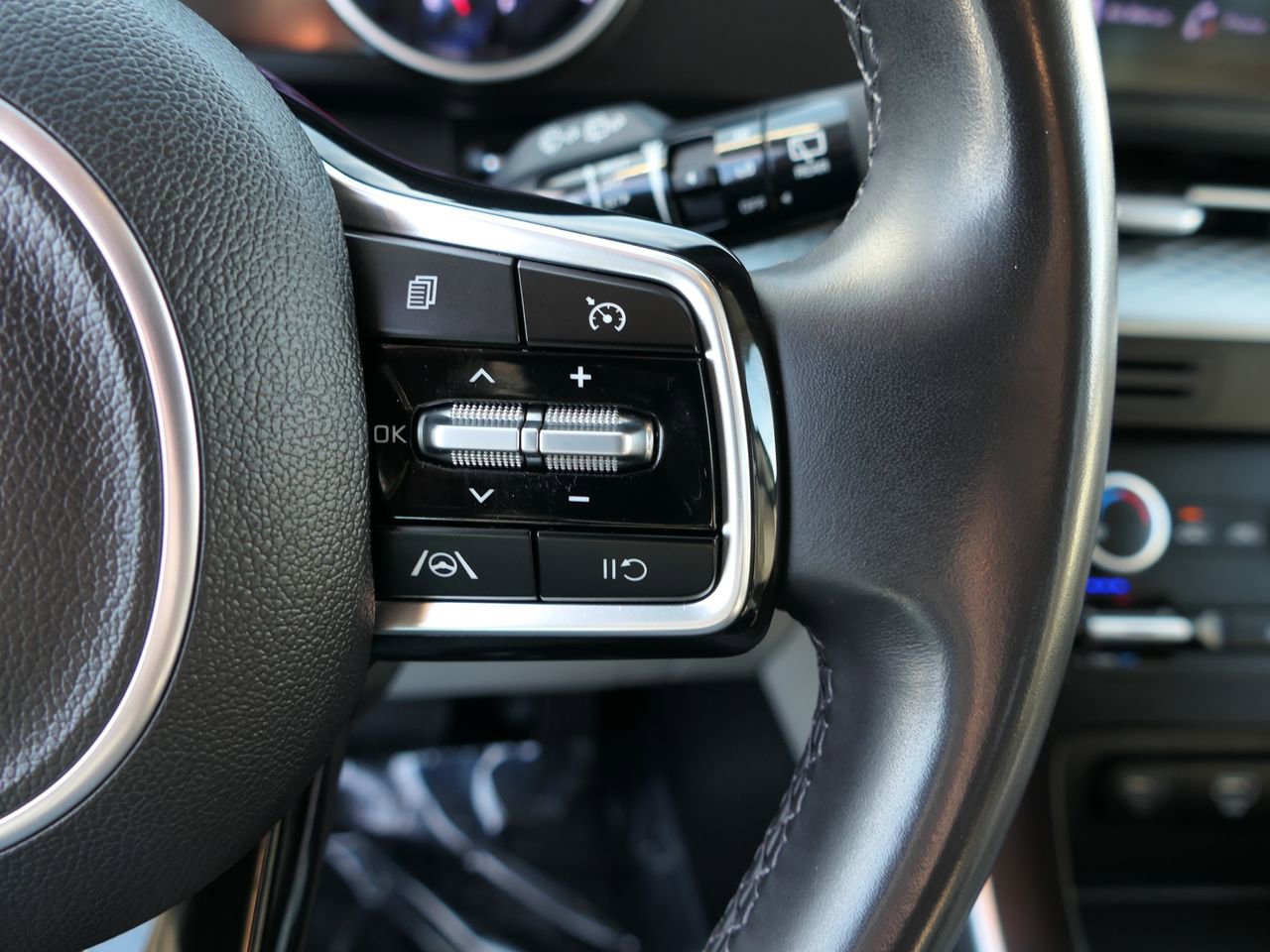 Used 2023 Kia Carnival LX image 15