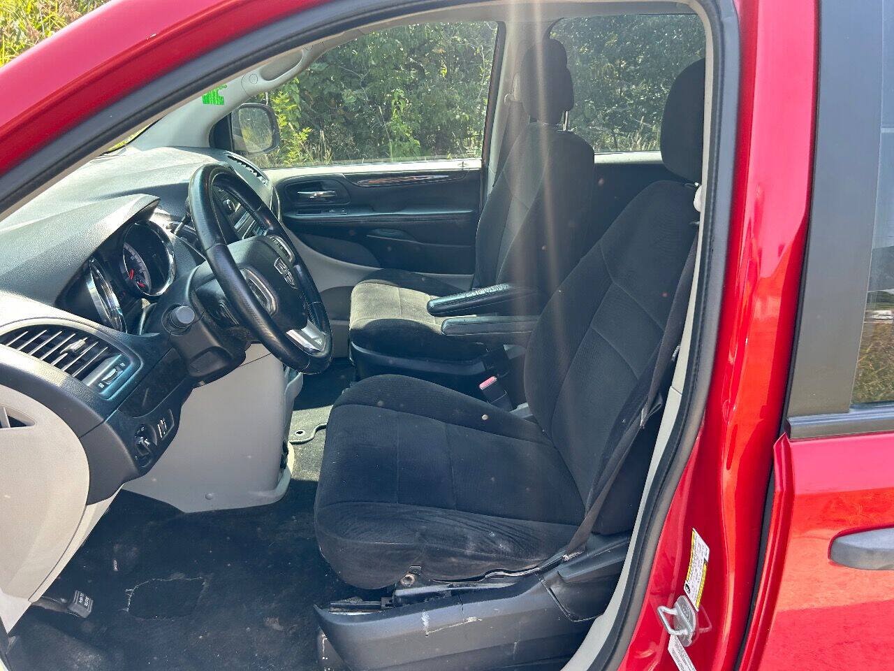 Used 2013 Dodge Grand Caravan American Value Package w/ UConnect Hands-Free Group FWD image 9